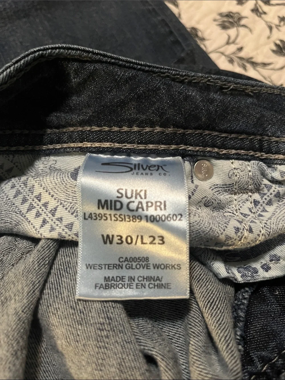Silver Jeans Indigo Cropped Ankle Jeans with Contrast Stitching